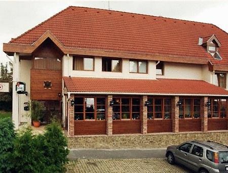 Il Gallo Nero - Fekete Kakas Étterem és Panzió Szombathely Extérieur photo
